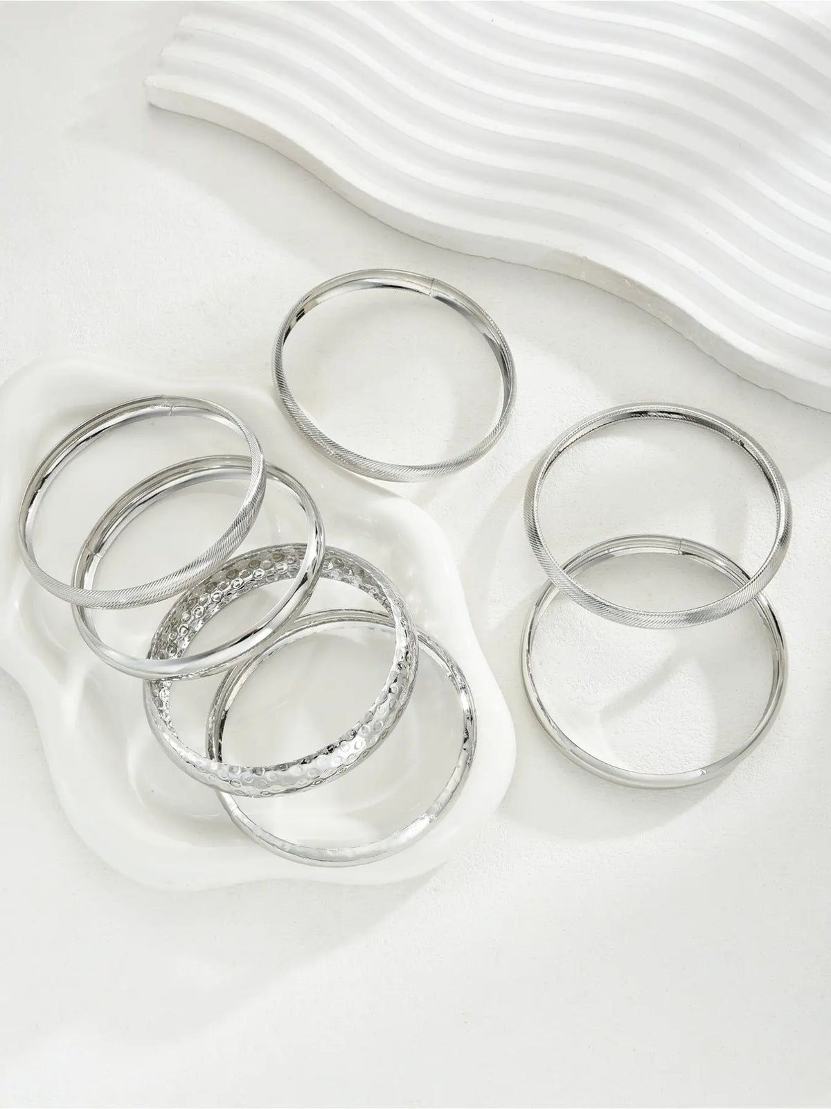 7PCS Women's Silver Multi-Texture Bangles Bracelets Set, Brushed/Hammered Pattern Design, Minimalist Cool Style, Versatile for Daily Outfits & Gatherings, Multi-Scene Wear, Layered Personalized Accessories, Fashionable Bangles, Stackable Bangle Set