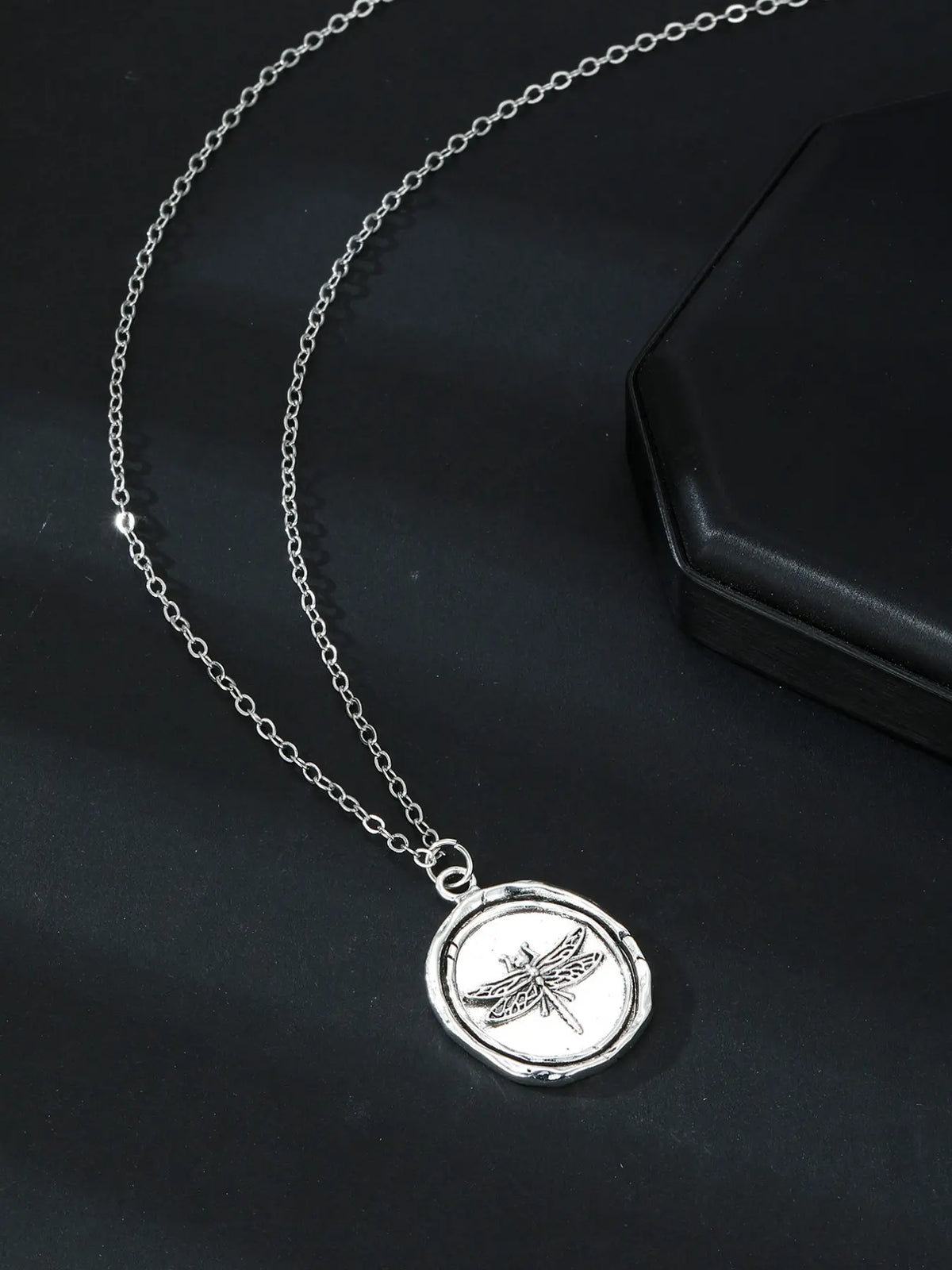 Vintage Punk Distressed Dragonfly Pendant Necklace, Unisex Casual Party Jewelry, Unique Round Design, Perfect for Daily Wear, Costume Necklaces, Chain Necklace, Accessory Necklace, Alloy Pendant Necklace
