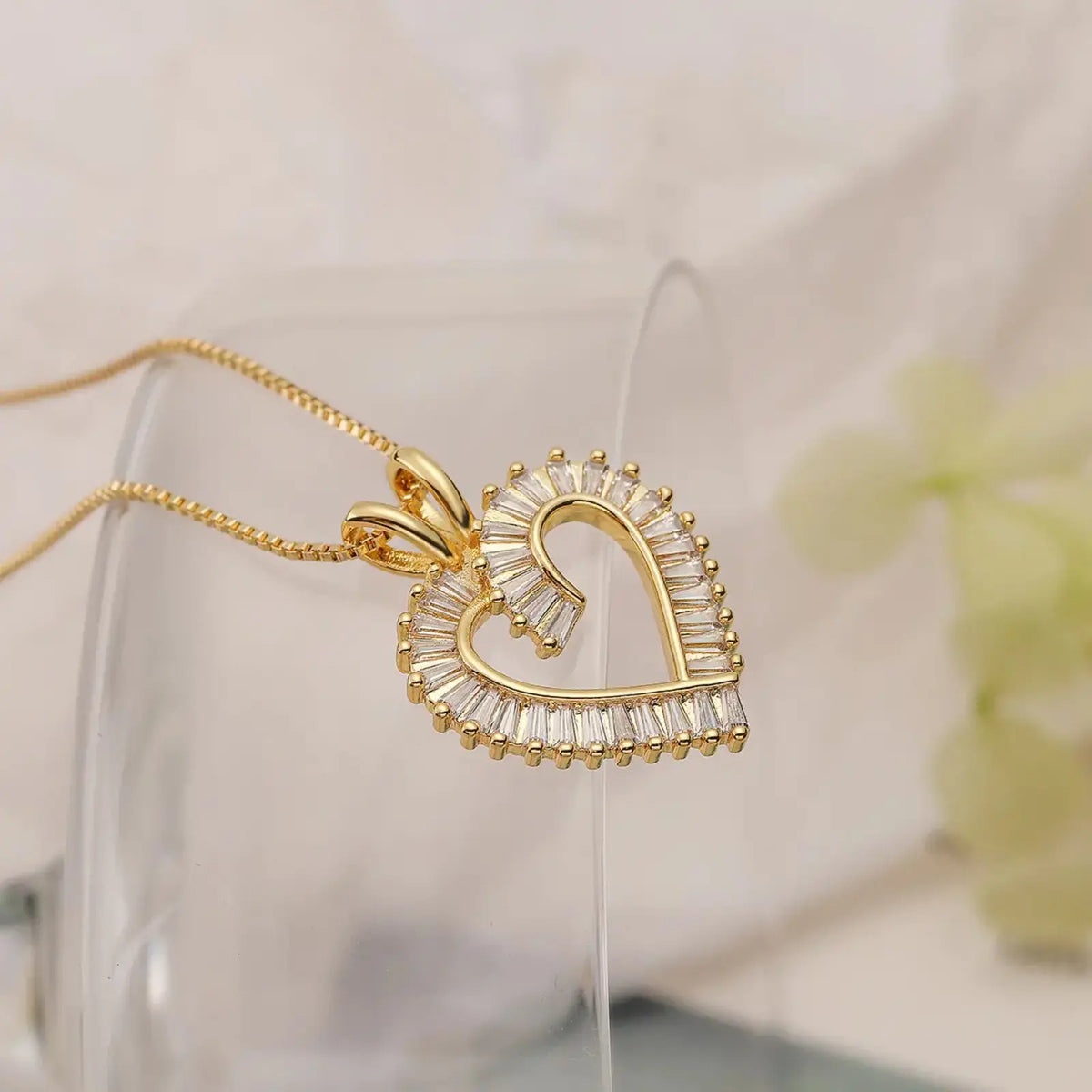 Women's 18K Gold Plated Heart Pendant Necklace, Shiny Zircon INS Minimalist Luxury Dainty Clavicle Chain, For Daily Casual Wear & Holiday Gifting, Sports & Outdoor Accessory, Soho-Chic
