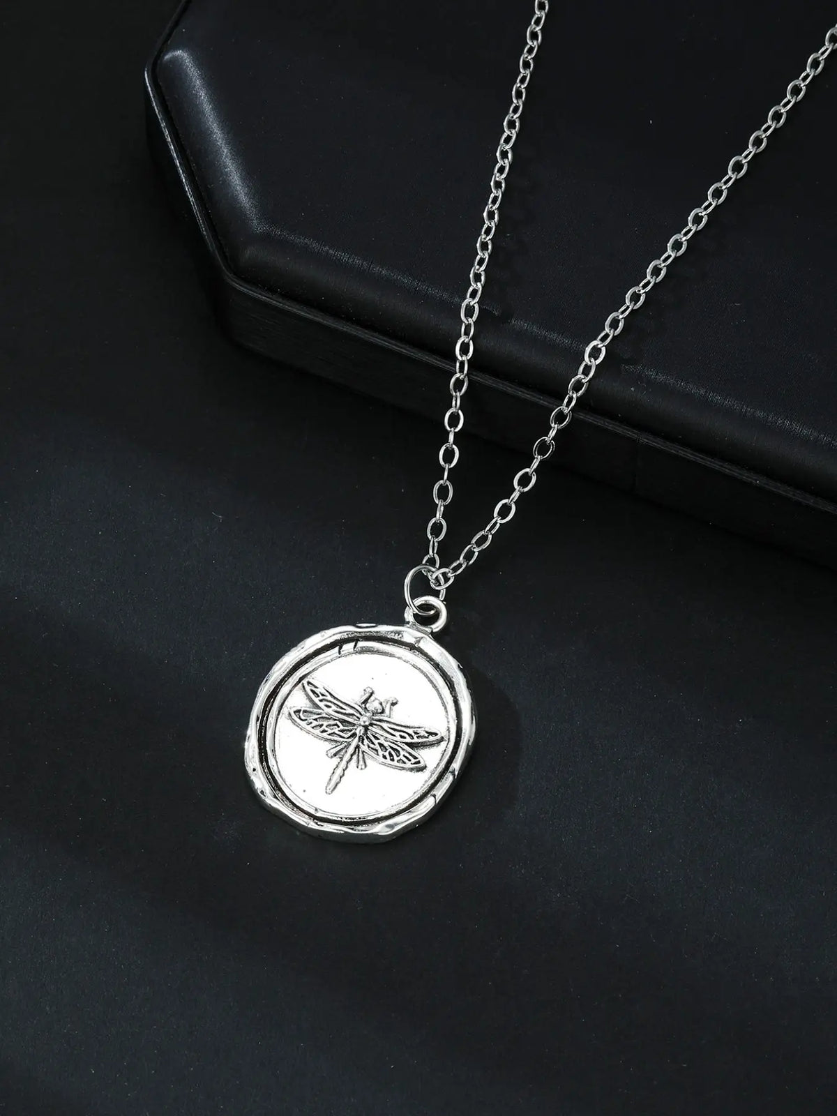 Vintage Punk Distressed Dragonfly Pendant Necklace, Unisex Casual Party Jewelry, Unique Round Design, Perfect for Daily Wear, Costume Necklaces, Chain Necklace, Accessory Necklace, Alloy Pendant Necklace