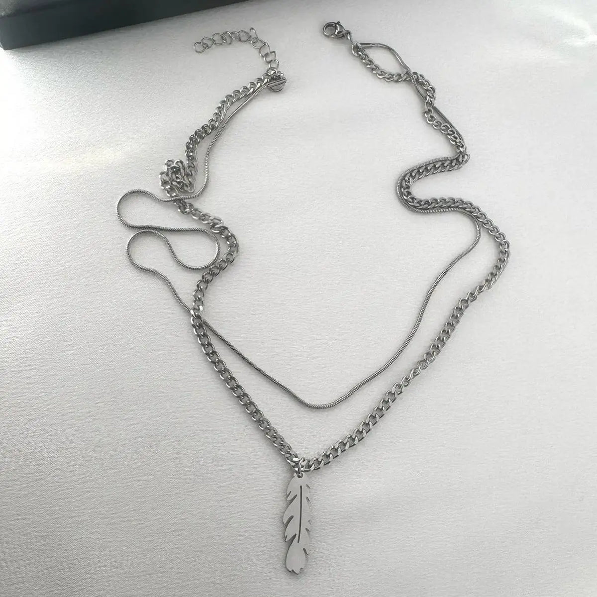 Unisex 2-Layered Hip-Hop Pendant Necklace with Delicate Feather Charm, Polyester Layered Chain Necklaces, 18.0in Adjustable Chain + 1.9in Extension, Streetwear Casual Accessory for Daily Styling