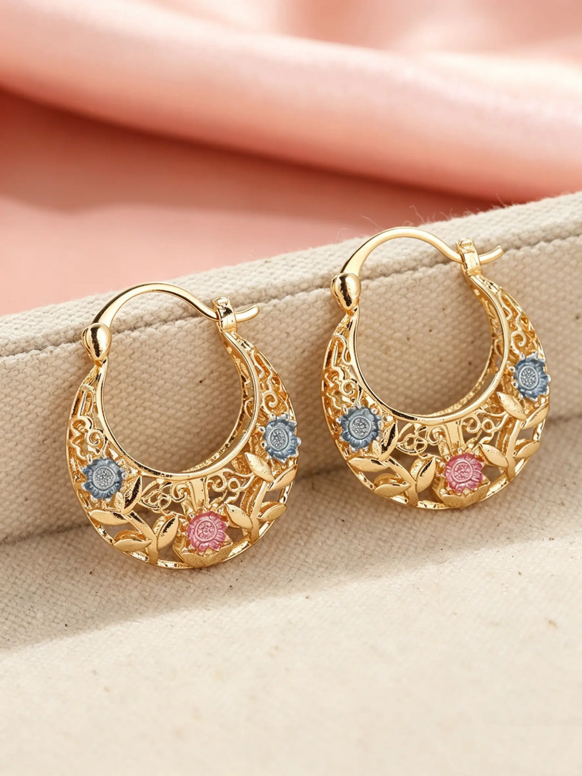 Mexican-style sunflower pattern gold-coloured hollow hoop earrings, hoop shape earrings, elegant party earrings, the perfect anniversary gift for mothers and couples, earrings jewelry