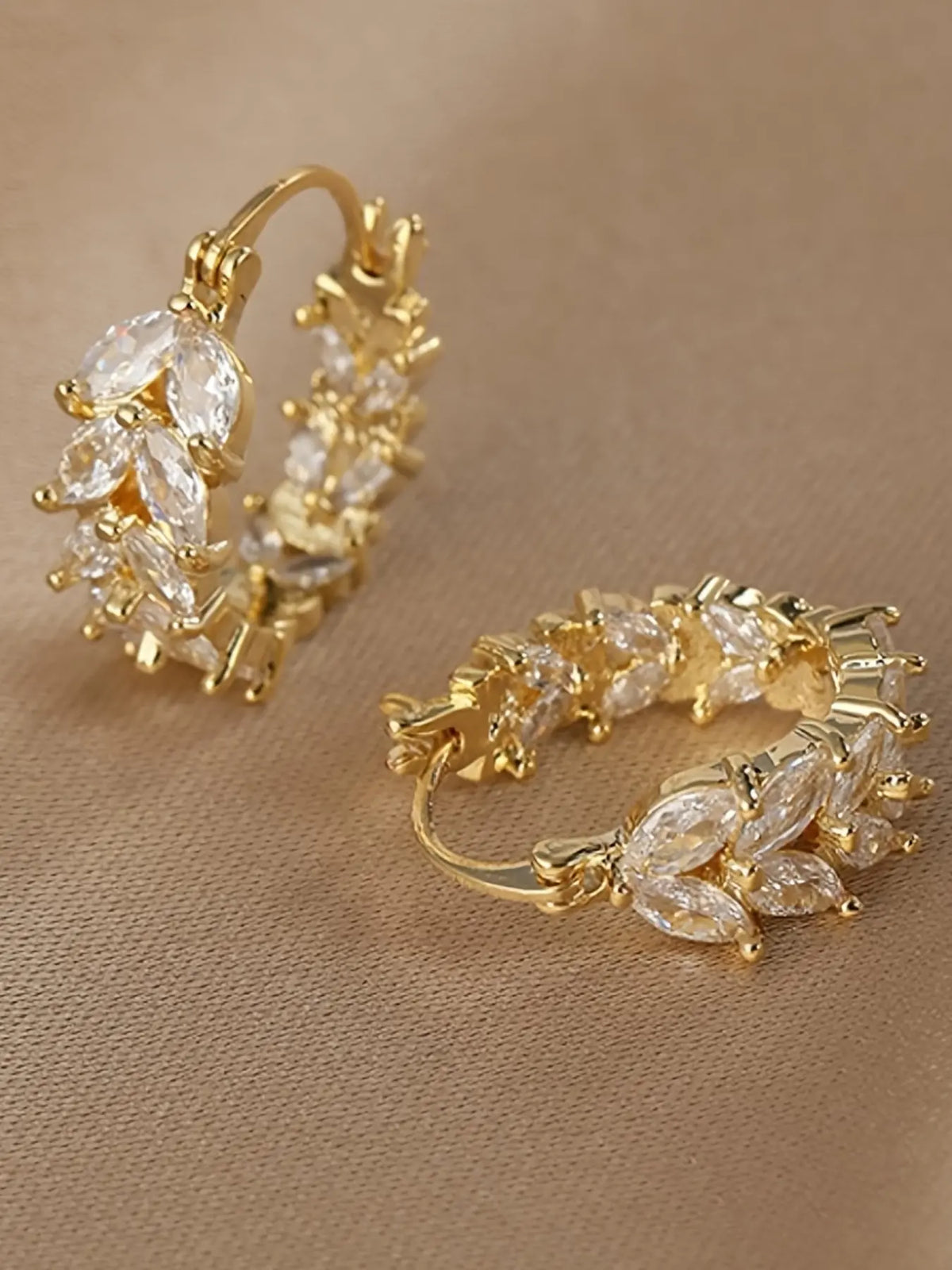 1 Pair Golden-Tone Hoop Earrings with Sparkling Rhinestone Accents - Natural Style Design, Perfect for Daily Wear, All-Season Accessory, Fashionable Accessories, Stylish Jewelry, Wedding Earrings