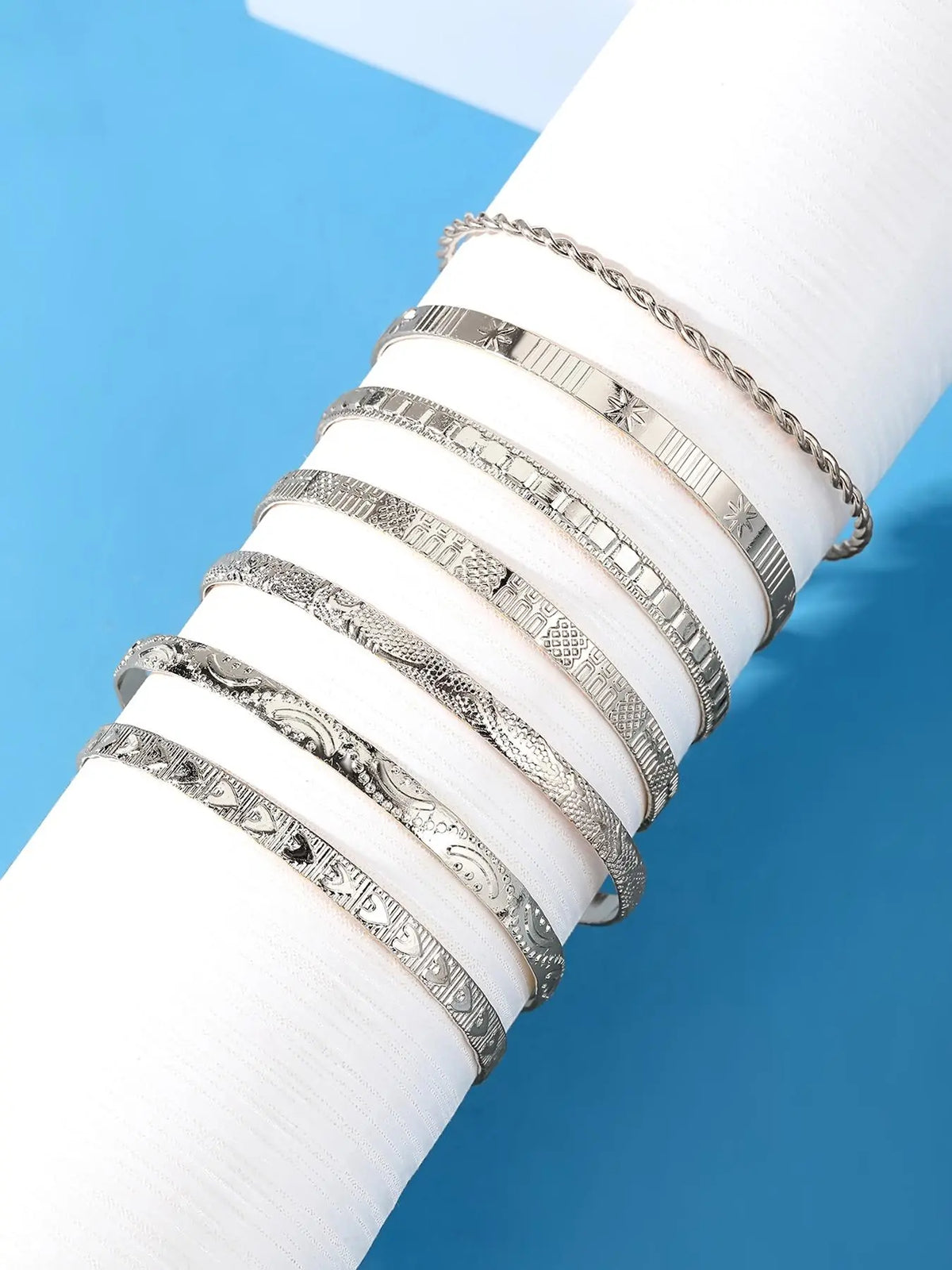 Geometric & Heart Design Cuff Gypsy Bangles As Gift for Girlfriend, Texture Metal Twist Design Bracelet on Wrist, Elegant Matching Jewelry, Classic Fashion Accessories for Daily Wear, Stack Bracelet for Wife, Boho Style Bangles, Alloy Heart Bracelets