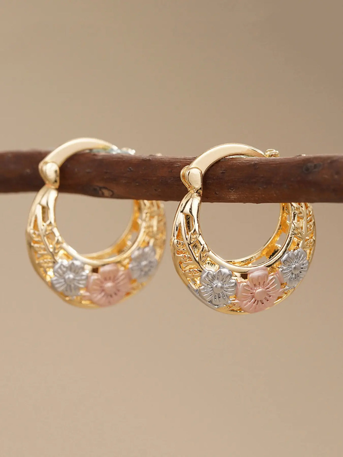 Mexican-style sunflower pattern gold-coloured hollow hoop earrings, hoop shape earrings, elegant party earrings, the perfect anniversary gift for mothers and couples, earrings jewelry