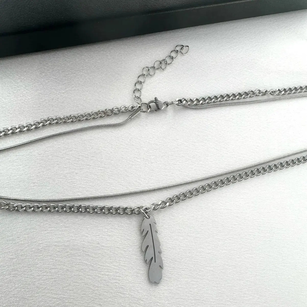 Unisex 2-Layered Hip-Hop Pendant Necklace with Delicate Feather Charm, Polyester Layered Chain Necklaces, 18.0in Adjustable Chain + 1.9in Extension, Streetwear Casual Accessory for Daily Styling