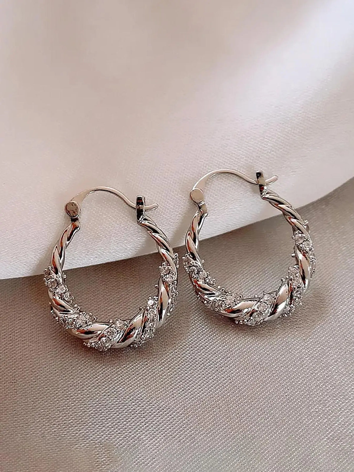 Women's Twist Design Hoop Shape Earrings, Dainty Lightweight Hoops, Fashion Jewelry for Party, Daily Clothing Decor, All-match & Exquisite Jewelry for Birthday Gift, Bridesmaid Jewelry, High Quality Earrings, Jewelry Accessories, Circular Hoop Earrings
